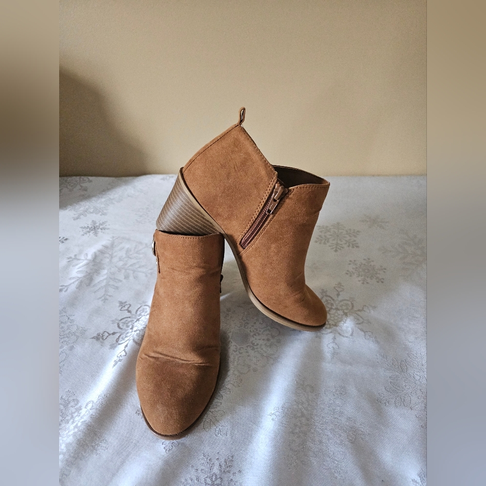 Tan Ankle Booties Vegan Suede SZ 7 - Picture 1 of 11
